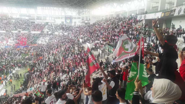 Böyle kutlama görülmedi! Son düdük çaldı, taraftarlar sahaya indi