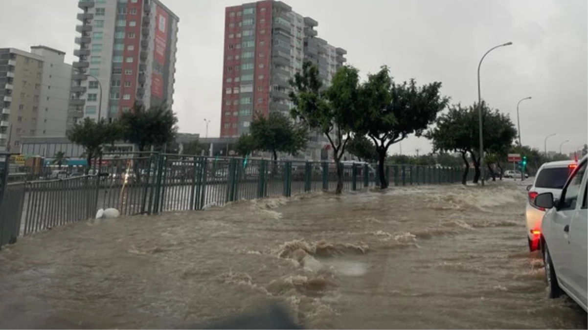 Adana'da yağmurda yollar göle döndü, evleri su bastı