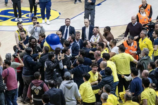 Maç bitti, ortalık karıştı! Basketbolcular ile taraftarlar birbirine girdi