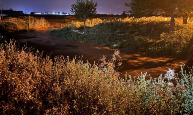 Yağışsız havada sel suyu paniği! Otomobil sürüklendi, vatandaş neye uğradığını şaşırdı